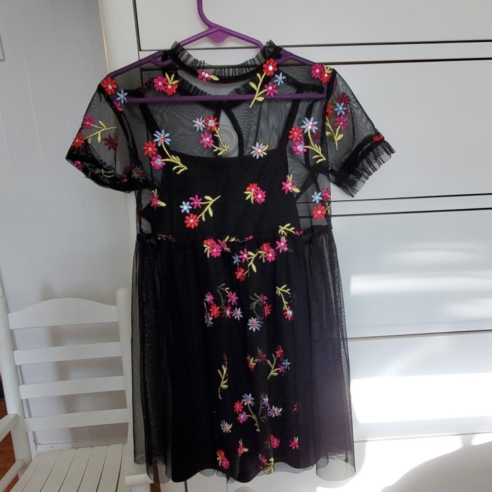 Girls embroidered dress Size xs 4/5